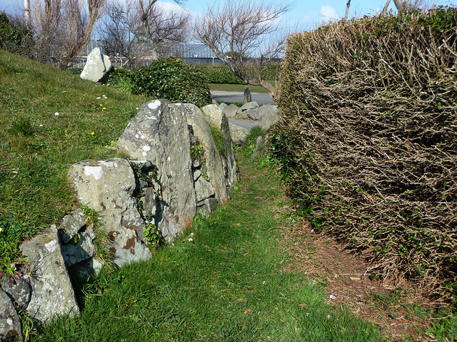 Le Dehus, Passage Grave