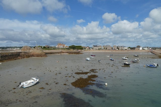 La Rocque harbour from the wall
